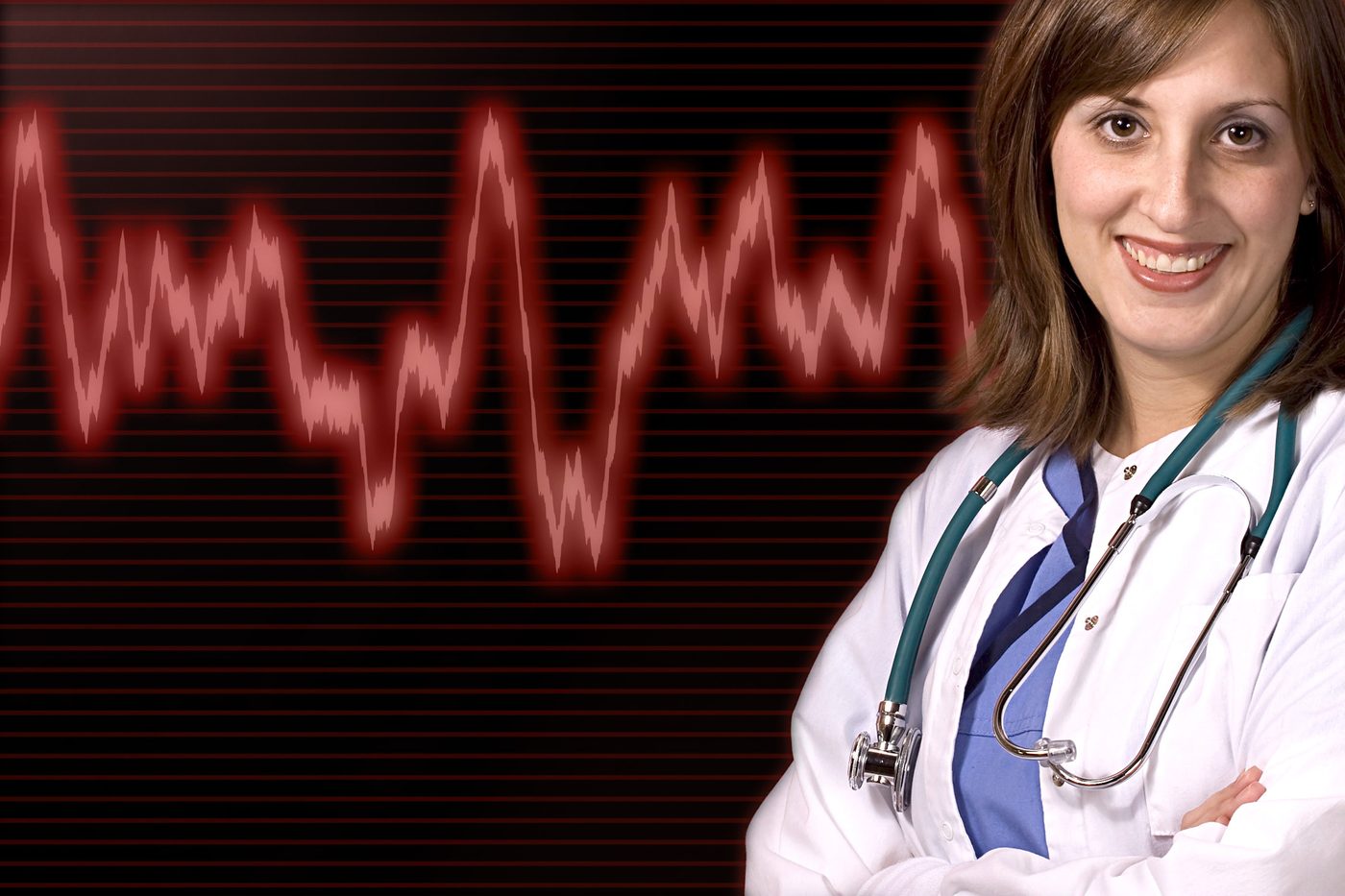 Profesional de la salud junto a un trazado de electrocardiograma